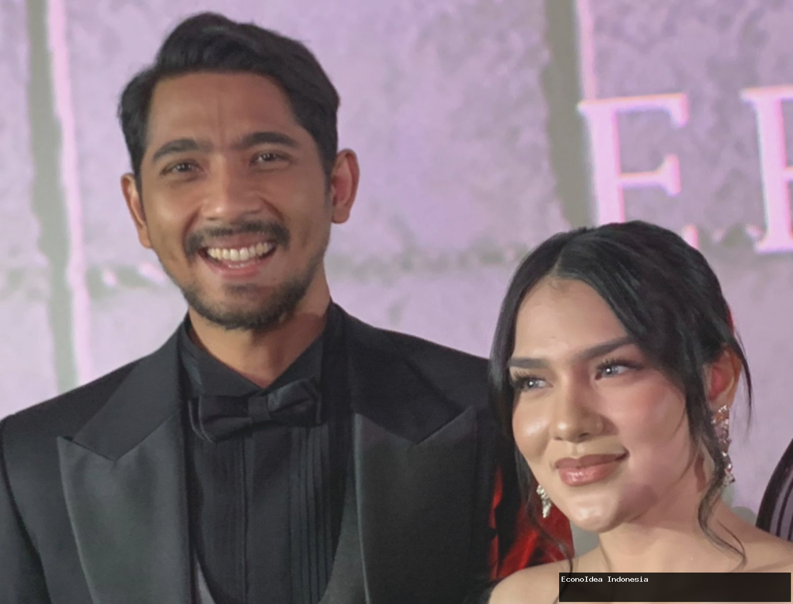 Arya Saloka dan Davina Karamoy Berpelukan Hangat di Hari Pertama Syuting Film
