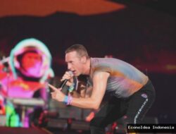 Chris Martin Akhirnya Buka Suara Soal Isu Putus dengan Dakota Johnson